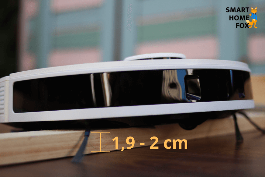 Ecovacs Deebot N8 PRO+ überwindet eine Türschwelle